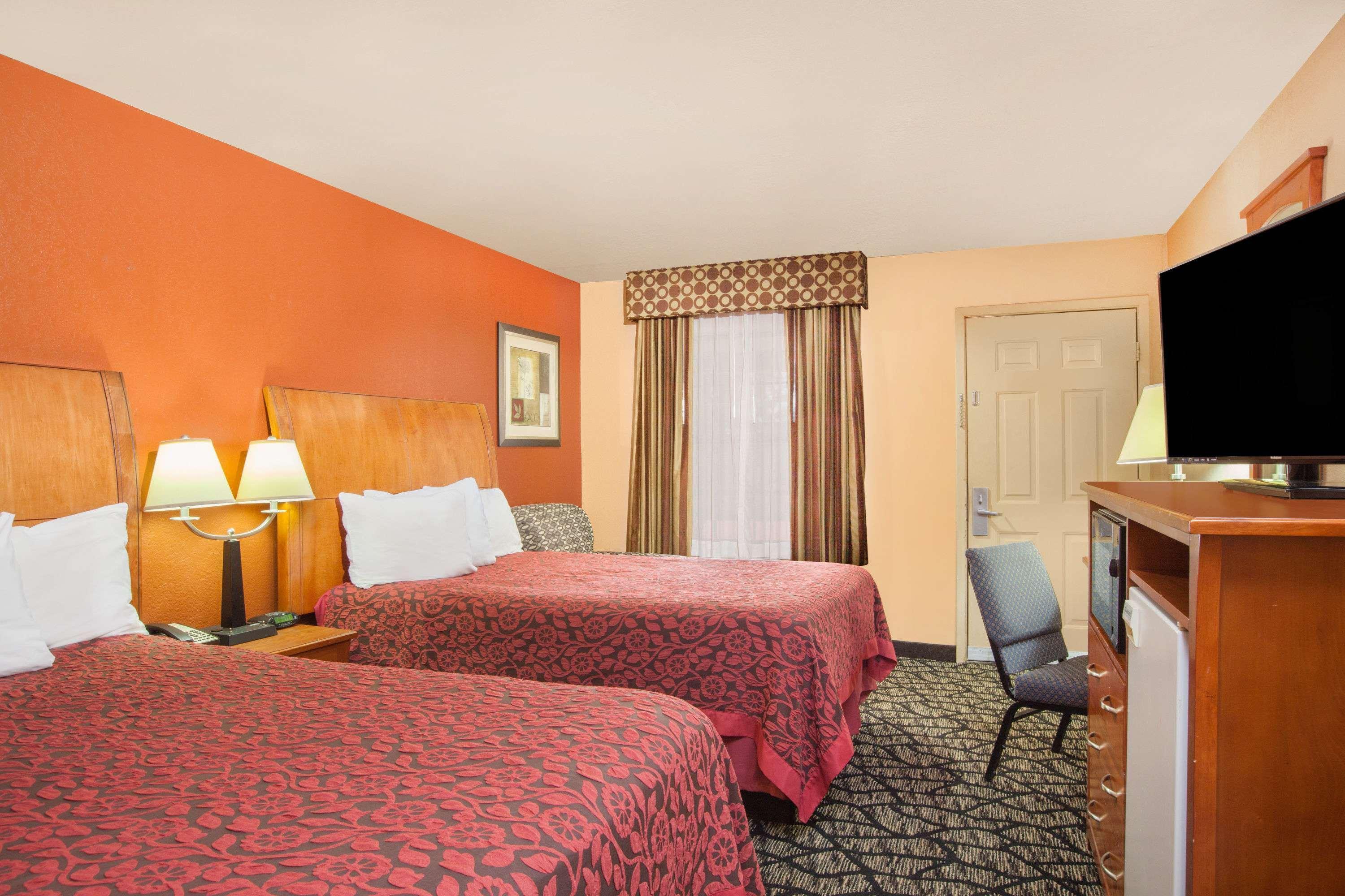 Days Inn By Wyndham Centerville Exterior photo