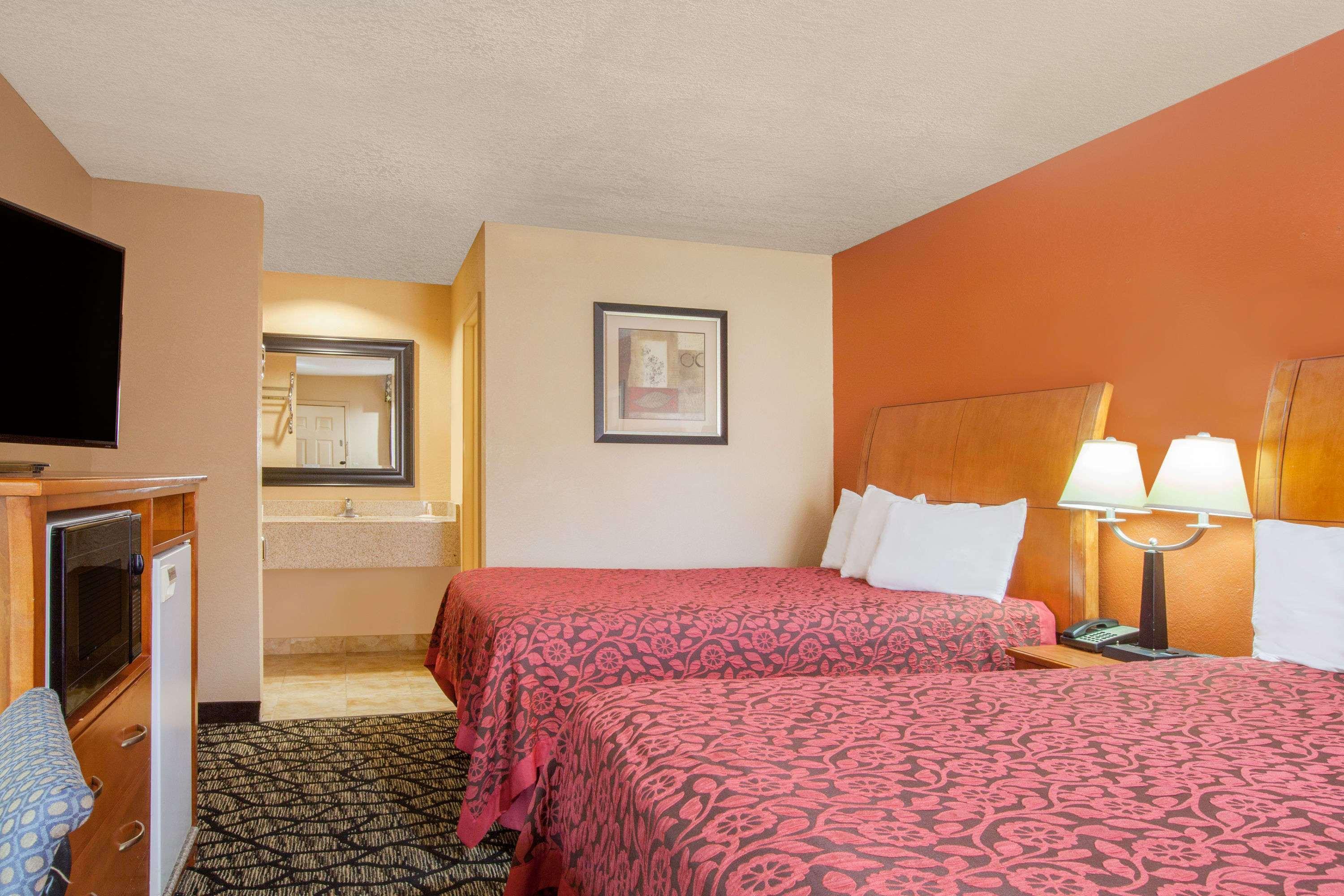Days Inn By Wyndham Centerville Exterior photo