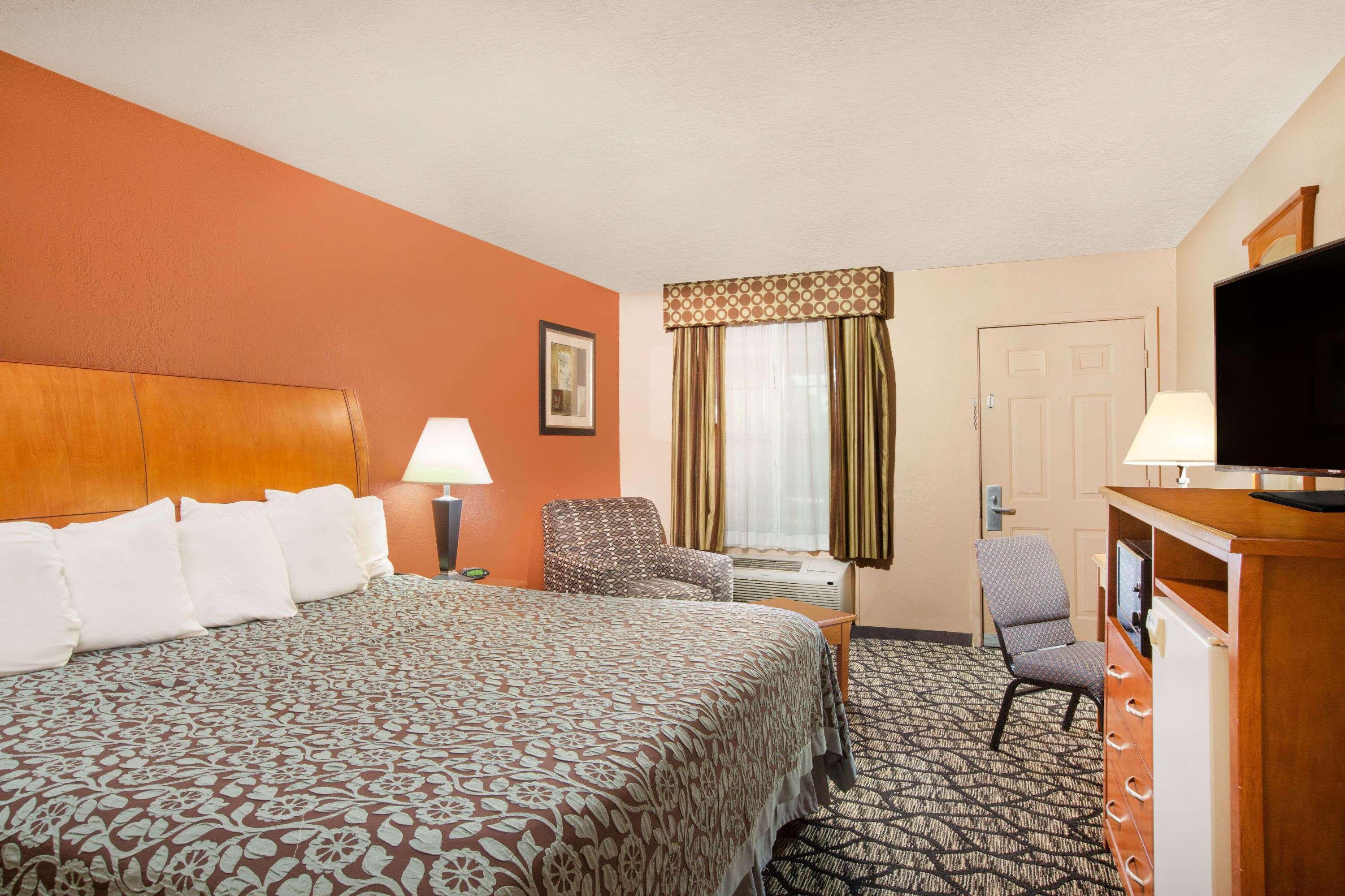 Days Inn By Wyndham Centerville Exterior photo